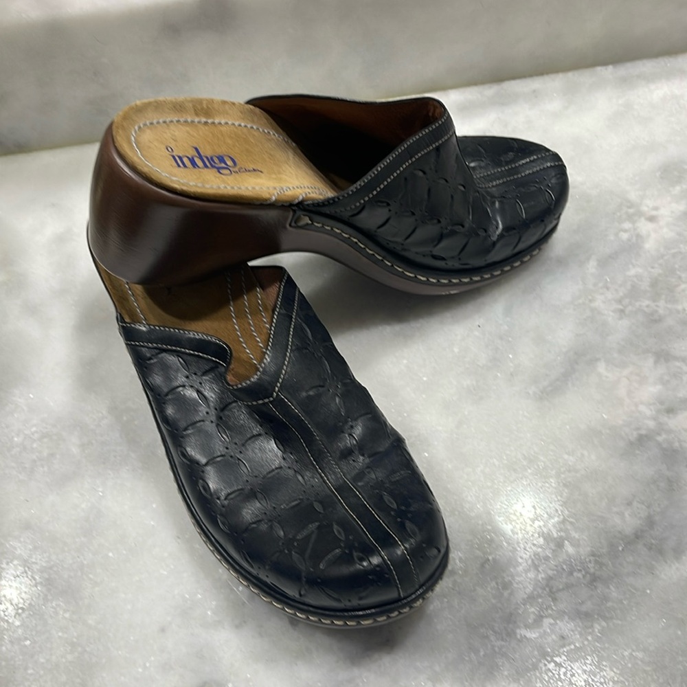 Clog made by Indigo by Clark’s. Size 9.